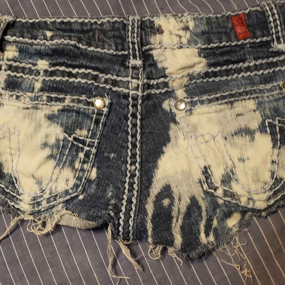 Short shorts - Picture 2 of 2